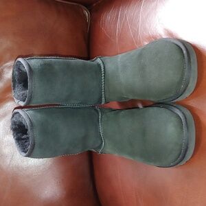 UGG size 7 Boots black
